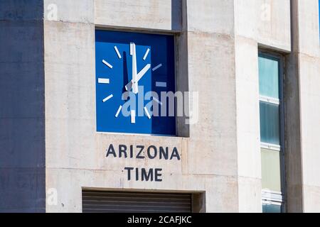 Wassereinlaufturm mit einer Uhr, die die Arizona-Zeit auf der Arizona-Seite des historischen Hoover Dam zeigt - Las Vegas, Nevada, USA - 2020 Stockfoto