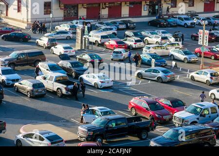 Luftaufnahme des geschäftigen und vollen Parkplatzes mit Autos an- und abfahren, Menschen warten am Fort Mason Center for Arts and Culture Stockfoto
