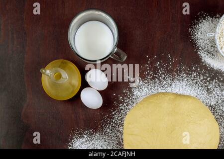 Hausgemachter Hefeteig mit Öl, Eiern, Mehl und Milch. Stockfoto