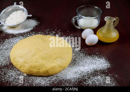 Roher hausgemachter Hefeteig mit Öl, Eiern, Mehl und Milch. Stockfoto