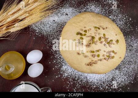 Zubereitungen für die Herstellung von hausgemachtem Brot mit Kürbis- und Sonnenblumenkernen. Stockfoto