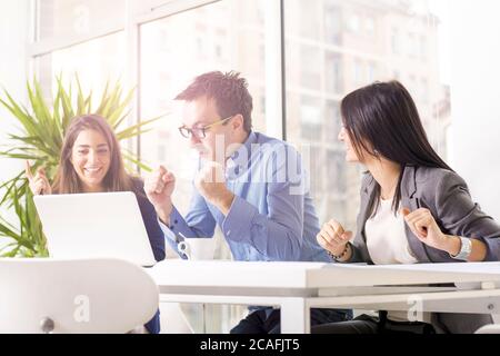 Holländische Winkelaufnahme der Hochschulen, die ein Projekt in einem diskutieren Büro Stockfoto