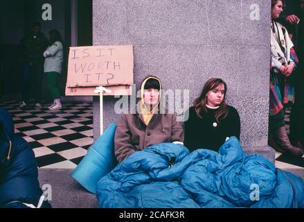 Zwei Frauen sitzen am Eingang des US-Bundesgebäudes in Sacramento, Kalifornien (Hauptstadt des Bundesstaates) während eines der vielen Anti-Golf-Kriegsproteste, die nach der Operation Desert Storm im Januar 1991 in Städten und auf Universitätscampus in den Vereinigten Staaten stattfanden. Stockfoto