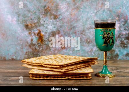 Matzos ungesäuertes Brot mit Kiddusch Tasse Wein. Jüdischer pesah-Feiertag. Stockfoto