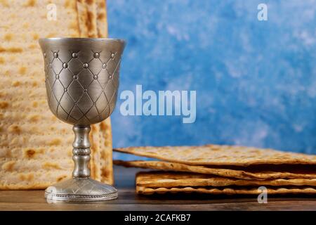 Matzos ungesäuertes Brot mit Kiddusch Tasse Wein. Jüdischer pesah-Feiertag. Stockfoto