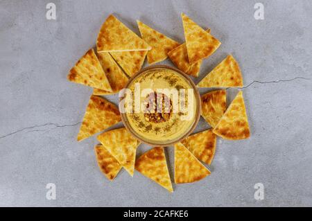 Kichererbsen-Hummus und Scheiben Pita-Brot auf weißem Hintergrund. Stockfoto