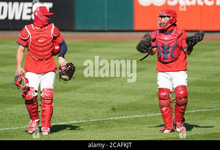 St. Louis, Usa. August 2020. Die St. Louis Cardinals-Catcher Andrew Knizner (L) und José Godoy gehen am Donnerstag, 6. August 2020, während eines Trainings im Busch Stadium in St. Louis zum Dugout. Die Kardinäle haben sechs Spiele aufgrund eines COVID-19-Ausbruchs verpasst. Foto von Bill Greenblatt/UPI Kredit: UPI/Alamy Live News Stockfoto