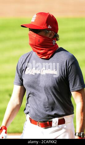 St. Louis, Usa. August 2020. Mike Schildt, Manager der St. Louis Cardinals, hat sein Gesicht bedeckt, während einer Trainingseinheit im Busch Stadium in St. Louis am Donnerstag, 6. August 2020. Die Kardinäle haben sechs Spiele aufgrund eines COVID-19-Ausbruchs verpasst. Foto von Bill Greenblatt/UPI Kredit: UPI/Alamy Live News Stockfoto