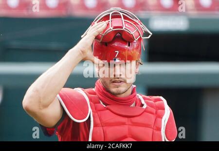 St. Louis, Usa. August 2020. St. Louis Cardinals Catcher Andrew Knizner hebt seine Maske während einer Trainingseinheit im Busch Stadium in St. Louis am Donnerstag, 6. August 2020. Die Kardinäle haben sechs Spiele aufgrund eines COVID-19-Ausbruchs verpasst. Foto von Bill Greenblatt/UPI Kredit: UPI/Alamy Live News Stockfoto