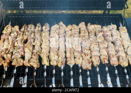 Gegrilltes Hähnchenfleisch Schisch Kebab auf Spieße im Freien. Stockfoto