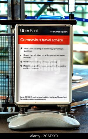 London, Großbritannien. August 2020. Ein Schild mit Covid-19 Informationen am Westminster Pier.das erste Uber Boat von Thames Clippers fährt diese Woche auf der Themse und markiert den Beginn einer Partnerschaft zwischen Uber und Thames Clippers. Kredit: SOPA Images Limited/Alamy Live Nachrichten Stockfoto