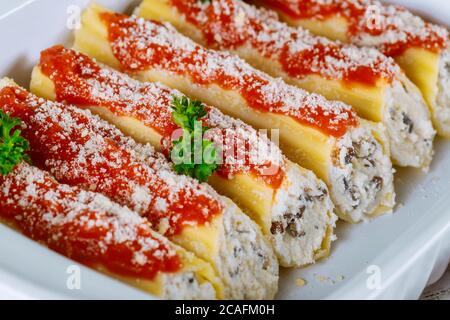 Cannelloni große Pasta mit Ricotta, Parmesan und Pilzen besetzt. Nahaufnahme. Stockfoto