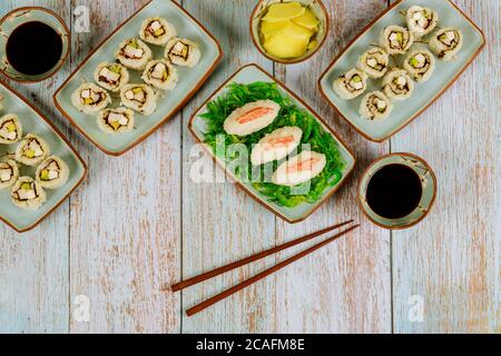 Chinesische Küche. Set Philadelphia Sushi-Rolle mit Sojasauce, Ingwer und Essstäbchen. Stockfoto
