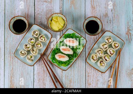 Set Philadelphia Sushi-Rolle mit Sojasauce, Ingwer und Essstäbchen. Stockfoto