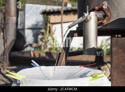 Nahaufnahme einer hausgemachten Destilliermaschine zur Herstellung von Pflaume Brandy Stockfoto
