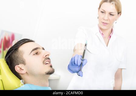 Nahaufnahme eines Mannes mit Zahnuntersuchung bei Zahn Klinik Stockfoto