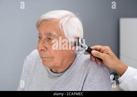 Otolaryngologie Prüfen. Arzt Untersucht Das Ohr Mit Otoskop Stockfoto