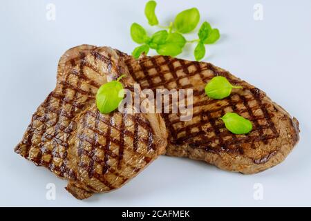 Gegrillte Rindersteaks isoliert auf weißem Hintergrund. Nahaufnahme. Stockfoto