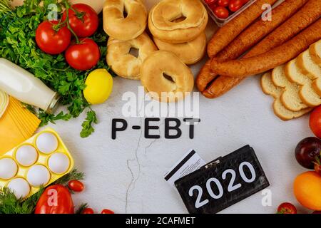 Text P-EBT mit Brieftasche 2020 mit gesunder Ernährung auf weißem Tisch. Stockfoto