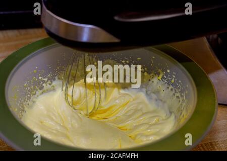 Eier, Mehl und Zucker zum Backen in einer Schüssel mischen. Stockfoto