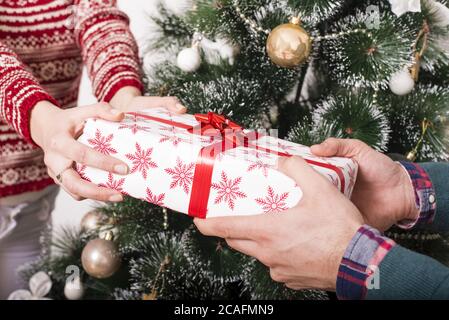 Selektive Fokusaufnahme eines Paares, das in Weihnachten Geschenke austauscht Pullover Stockfoto