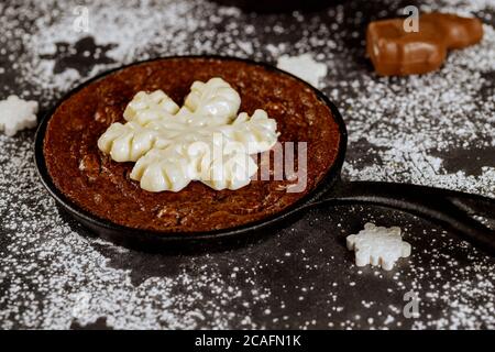 Weihnachts-Brownie mit Schneeflocken Süßigkeiten mit Puderzucker verziert. Weihnachts- und Neujahrskonzept. Stockfoto