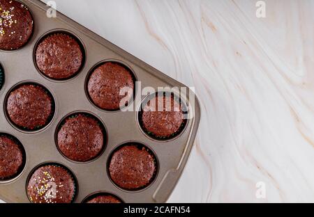 Fertige Schokolade Cupcakes auf Eisen Backform Stockfoto