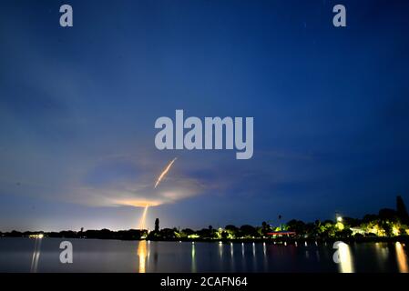 Melbourne Beach. Brevard County. Florida. USA. August 2020. SpaceX startet seine zehnte Starlink Mission mit 57 Satelliten und zwei BlackSky Satelliten an Bord vom Kennedy Space Center LC-39A. Nach der Etappentrennung landete die erste Etappe der Falcon 9 auf dem Autonomen Raumfahrtschiff Drone Ship (ASDS) „natürlich liebe ich dich noch“ (OCISLY), das im Atlantik stationiert ist. Foto: Julian Leek/Alamy Live News Stockfoto
