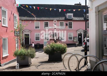 DISS Norfolk UK, Blick im Sommer auf bunte Gebäude in Market Hill in Diss, Norfolk, East Anglia, England, Großbritannien Stockfoto