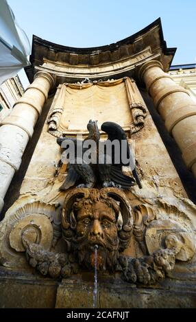 Skulptur und Trinkbrunnen auf der Vorderseite des Hauptwachgebäudes am St. Georges Platz, Valletta, Malta Stockfoto