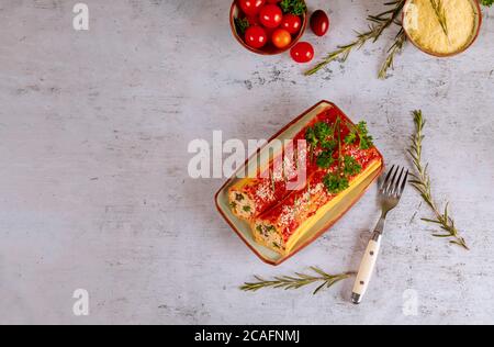 Köstliche Pasta Cannelloni gefüllt mit Ricotta und Spinat auf Teller mit Gabel. Stockfoto