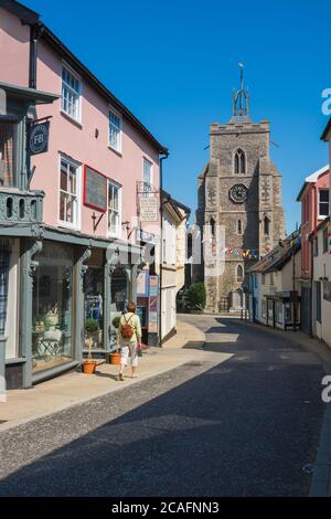 DISS Norfolk UK, Blick im Sommer auf St. Mary's Parish Church und unabhängige Geschäfte in St. Nicholas Street, Diss, Norfolk, East Anglia, England, Großbritannien Stockfoto