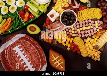 Köstliches Charcuterie-Brett und Veggie mit Dipping für Super Bowl Fußballspiel. Stockfoto