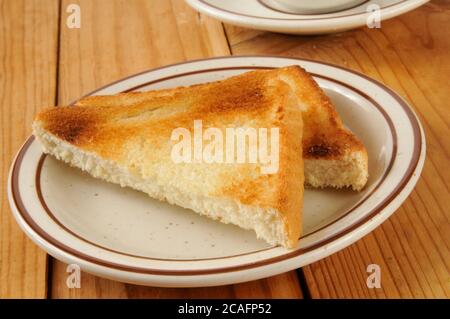 Heiß gebutterte Texas Toast auf einem rustikalen Holztisch mit Kaffee Stockfoto