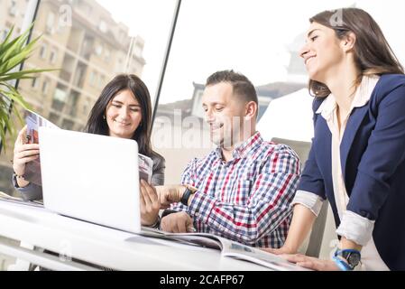 Holländische Winkelaufnahme der Hochschulen, die ein Projekt in einem diskutieren Büro Stockfoto