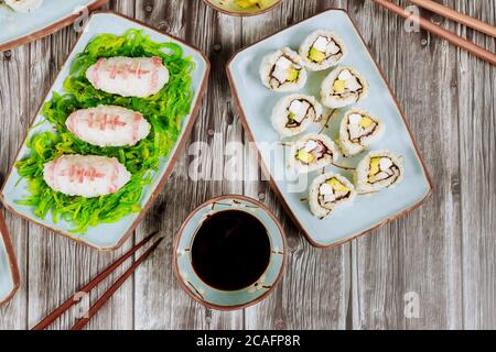 Set Philadelphia Roll mit Sushi wie Fußball und Sojasauce für american Football Game Party. Nahaufnahme. Stockfoto
