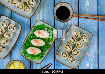 Asiatische Küche. Set Philadelphia Sushi-Rolle mit Ingwer und Essstäbchen. Stockfoto