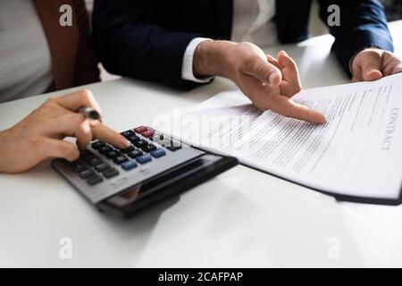 Rechtsanwalt Personen Überprüfen Dokument Vor Der Unterzeichnung In Office Stockfoto