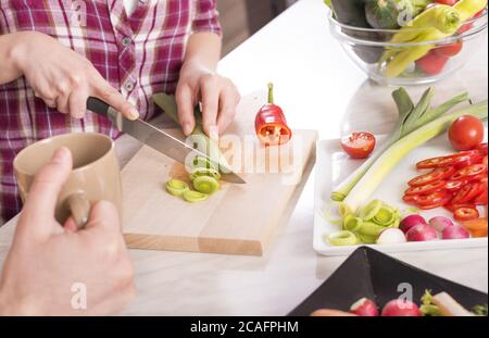 Schöne Aufnahme von einem Paar genießen Schneiden Gewürze in der Küche Stockfoto