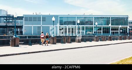 Montreal, Kanada - Juni 2018: Junges kanadisches Paar, das auf der Straße im alten Hafen in Montreal, Quebec, Kanada, läuft. Stockfoto