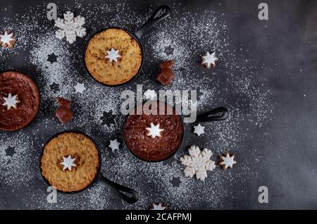 Hausgemachte Brownie und Schokolade Chip Cookie mit Schneeflocken Süßigkeiten auf Eisen Pfanne dekoriert. Weihnachtsfeiertage. Stockfoto