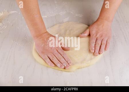 Koch kneten Pizzateig für die Pizzabacke. Stockfoto