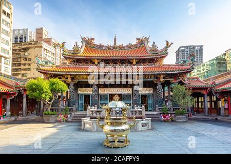 Lungshan Tempel in Taipei, Taiwan. Der chinesische Text lautet: "Schützt das Volk", "Gnade und Fruchtbarkeit" und "Gnade erleuchtet alle Geschöpfe". Die chinesische t Stockfoto