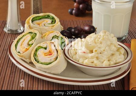 Ein putenwickel-Sandwich mit Makkaroni-Salat Stockfoto