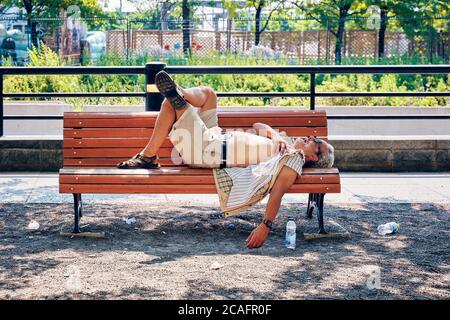 Montreal, Kanada - Juni, 2018: Kanadischer Mann schläft auf der Bank an einem heißen Sommertag in Montreal, Quebec, Kanada. Stockfoto