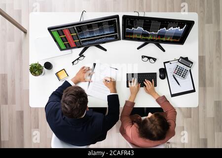 Geschäftsmann Broker Trading Auf Computer Im Büro Stockfoto