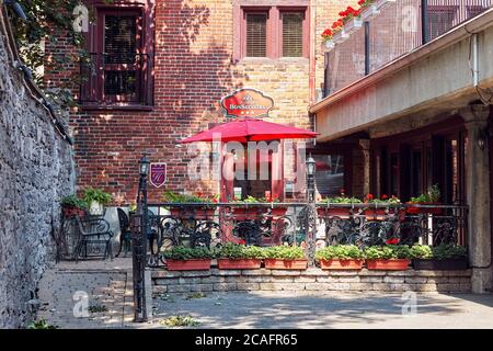 Montreal, Kanada - Juni, 2018: Historisches Backsteingebäude von Café oder Restaurant Bonsecours in Montreal, Quebec, Kanada. Stockfoto