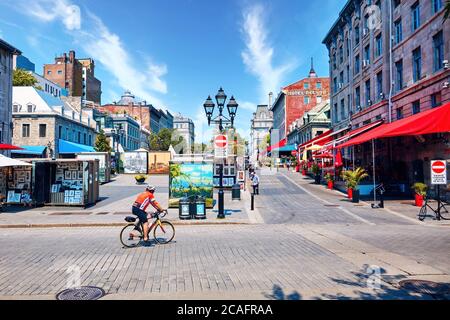 Montreal, Kanada - Juni, 2018: Jacques Cartier Platz (Place Jacques-Cartier) ist eine Touristenattraktion Ort in Old Montreal, Quebec, Kanada. Stockfoto