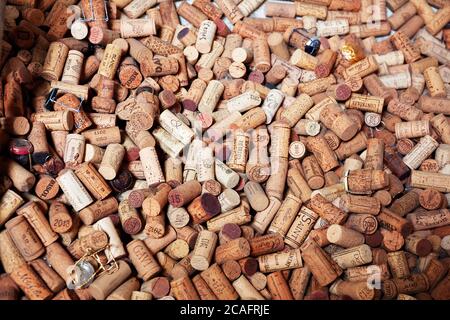 Montreal, Kanada - Juni, 2018: Großer Haufen von Weinkorken mit verschiedenen Marken. Stockfoto