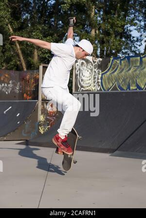 Shallow Focus Aufnahme eines Jungen Skateboarding in der Skateboarding-Bereich Stockfoto